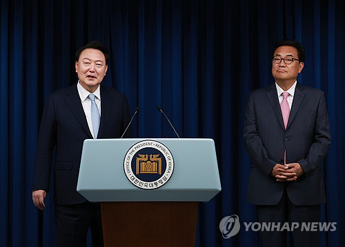 윤석열 대통령이 22일 서울 용산 대통령실 청사에서 직접 정진석 신임 대통령 비서실장을 소개하고 있다. 연합뉴스